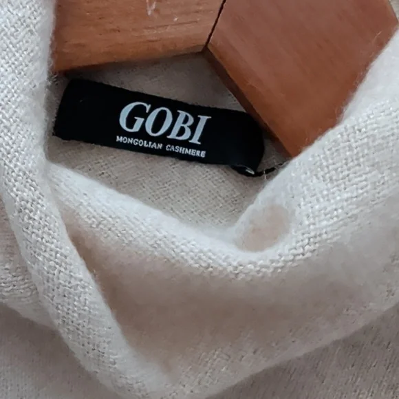 Gobi 100% Mongolian Cashmere Cream and White Colourblock Turtleneck Sweater - Picture 12 of 15